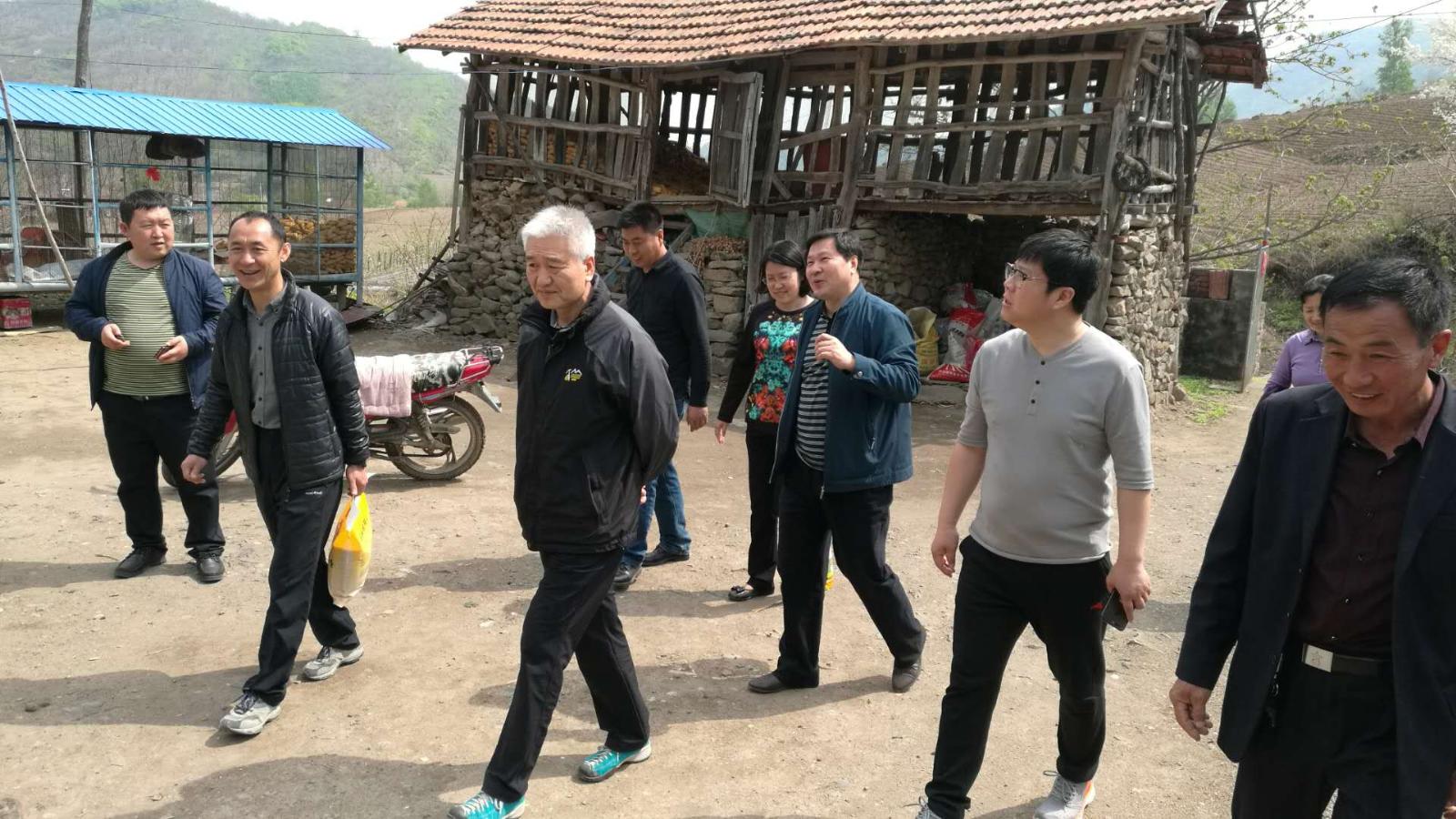 走出去 學(xué)習(xí)黨建工作經(jīng)驗(yàn) 講奉獻(xiàn) 展示黨員時(shí)代風(fēng)采