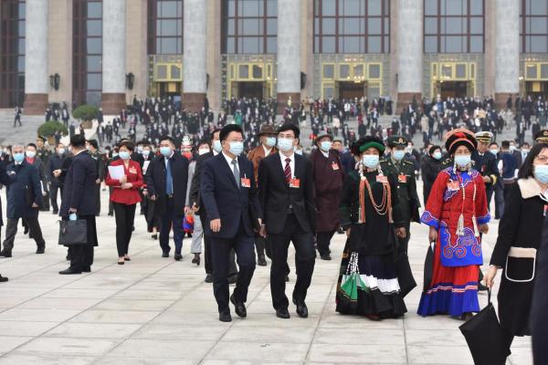 第一次全體會議結(jié)束，代表離場