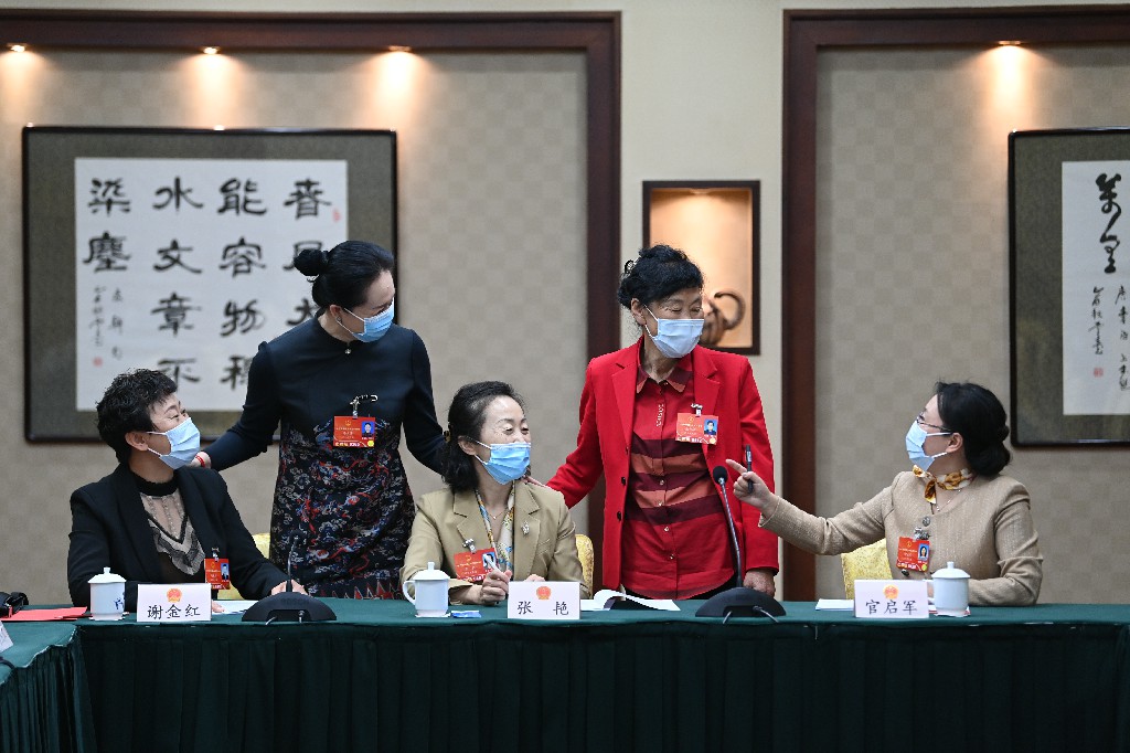 出席十三屆全國(guó)人大五次會(huì)議的遼寧代表團(tuán)女代表履職盡責(zé)，彰顯擔(dān)當(dāng)。圖為3月7日遼寧代表團(tuán)在住地分組審議前，女代表們進(jìn)行交流。