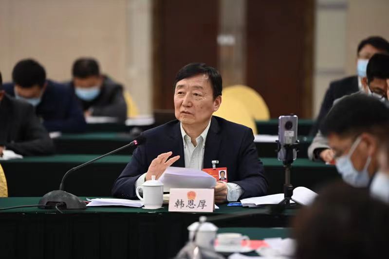 3月6日，出席十三屆全國(guó)人大五次會(huì)議的遼寧代表團(tuán)在住地分組審議政府工作報(bào)告。審查計(jì)劃報(bào)告和草案、預(yù)算報(bào)告和草案。圖為代表發(fā)言。