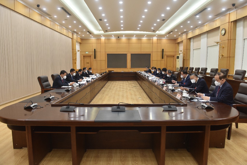 1月14日晚，省十四屆人大一次會(huì)議主席團(tuán)舉行常務(wù)主席會(huì)議。