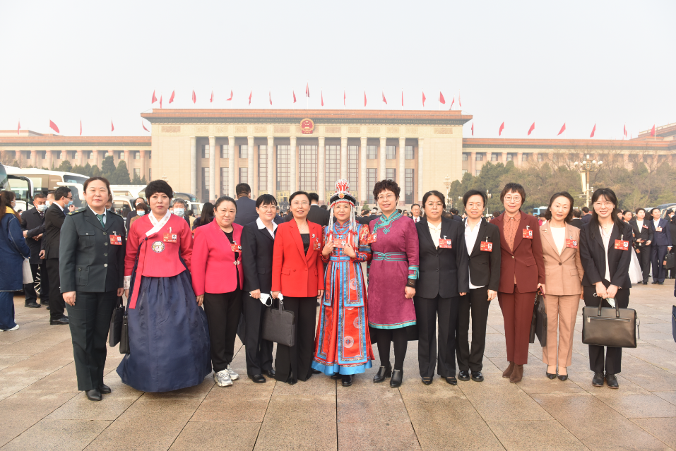 我省部分女代表在人民大會(huì)堂前合影