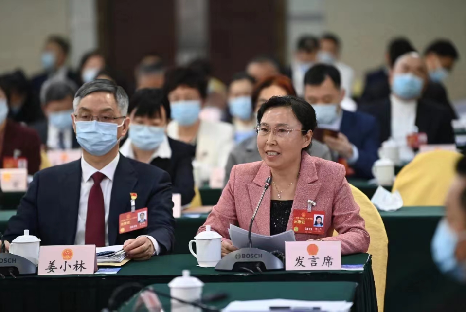 來自基層的官啟軍等代表發(fā)言。