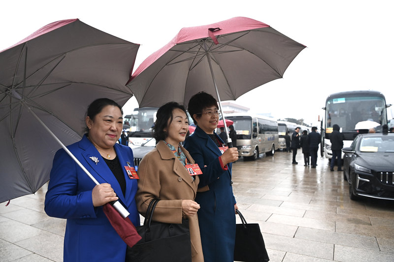 3月5日，十四屆全國人大二次會議開幕，代表入場。