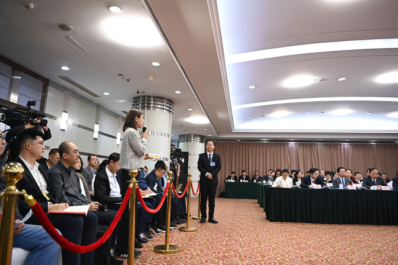 3月6日，遼寧代表團開放團組會議，代表現(xiàn)場回答中外記者提問。