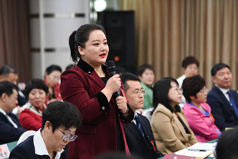 3月6日，遼寧代表團開放團組會議，代表現(xiàn)場回答中外記者提問。