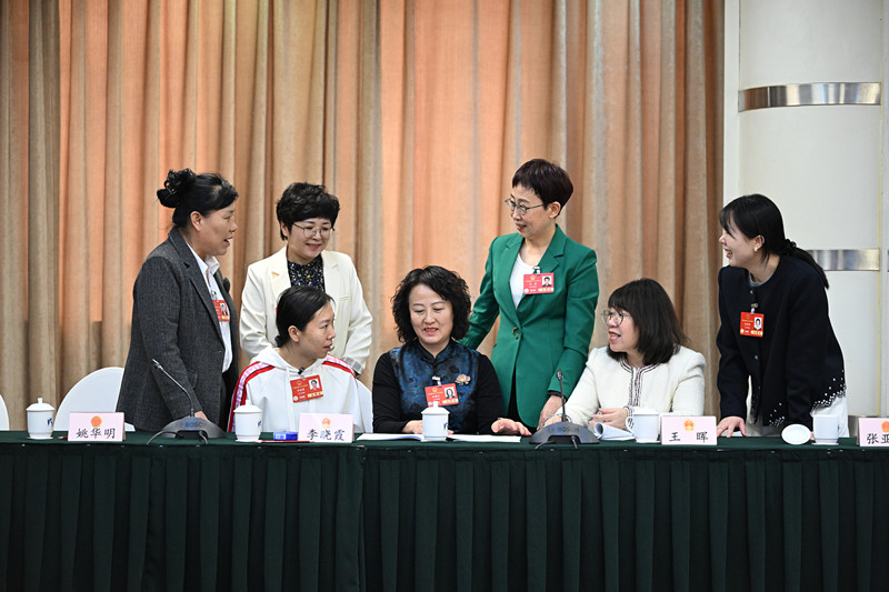 3月7日，出席十四屆全國人大三次會議的遼寧代表團幾位女代表聚在一起交流參會感受。