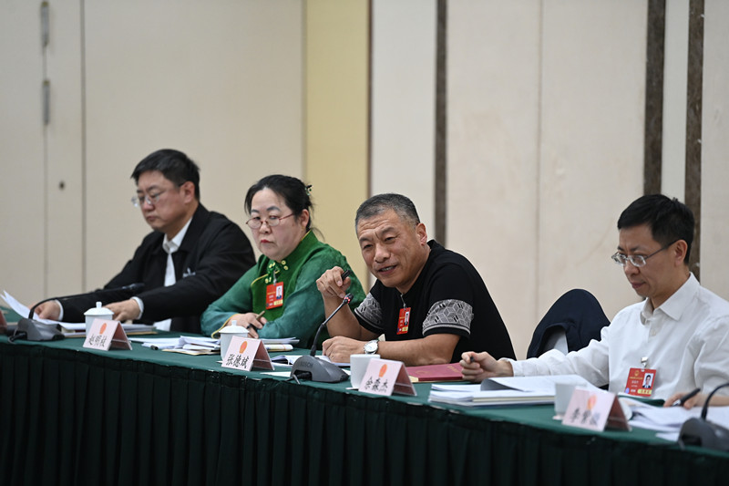 3月8日，出席十四屆全國人大三次會議的遼寧代表團舉行分組會議，審議全國人大常委會工作報告。圖為張德斌代表發(fā)言。