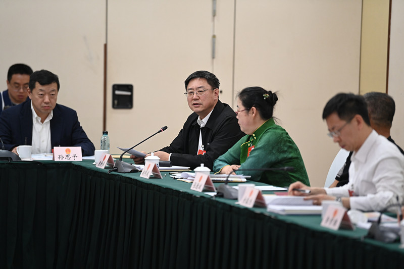 3月8日，出席十四屆全國人大三次會議的遼寧代表團舉行分組會議，審議全國人大常委會工作報告。圖為鹿新弟代表發(fā)言。