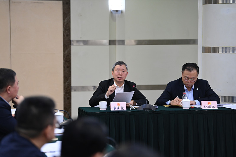 3月8日，出席十四屆全國人大三次會議的遼寧代表團舉行分組會議，審議全國人大常委會工作報告。圖為李聲能代表發(fā)言。