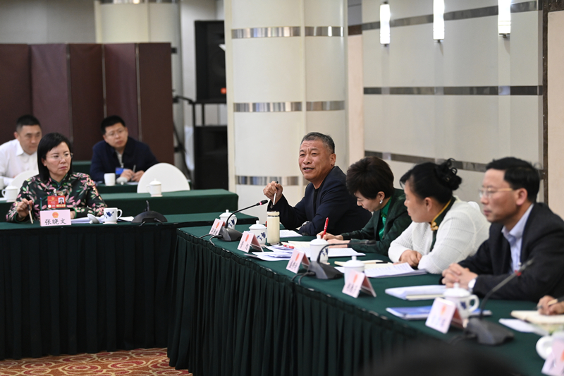 3月9日，出席十四屆全國人大三次會議的遼寧代表團舉行分組會議，審議關(guān)于修改全國人民代表大會和地方各級人民代表大會代表法的決定草案，最高人民法院工作報告、最高人民檢察院工作報告。圖為張德斌代表發(fā)言。